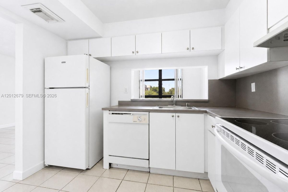 Photo - 11750 SW 18th St Unidad 401 1