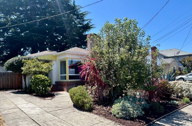 Building Photo - Gorgeous San Leandro Bungalow! Rental