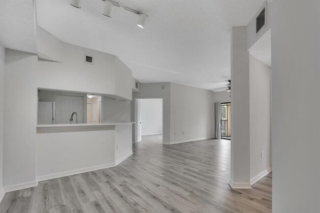 Building Photo - 2725 Anzio Ct Unit 202