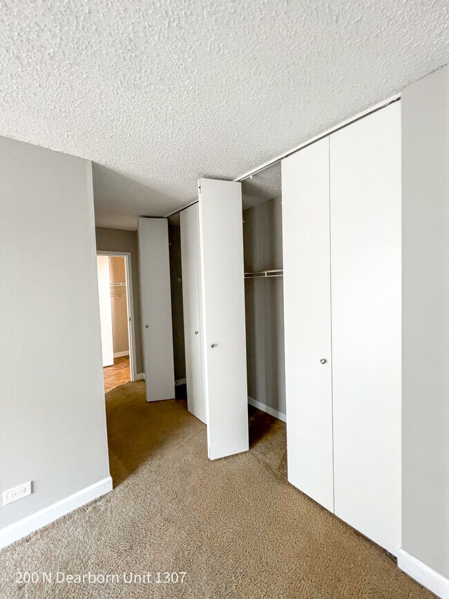 200 N Dearborn St Unit 1307