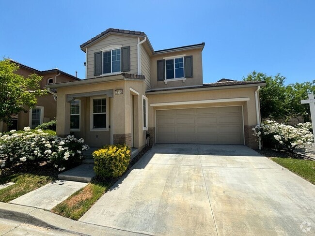 Building Photo - Stunning 3-Bedroom Home with Resort-Style ...