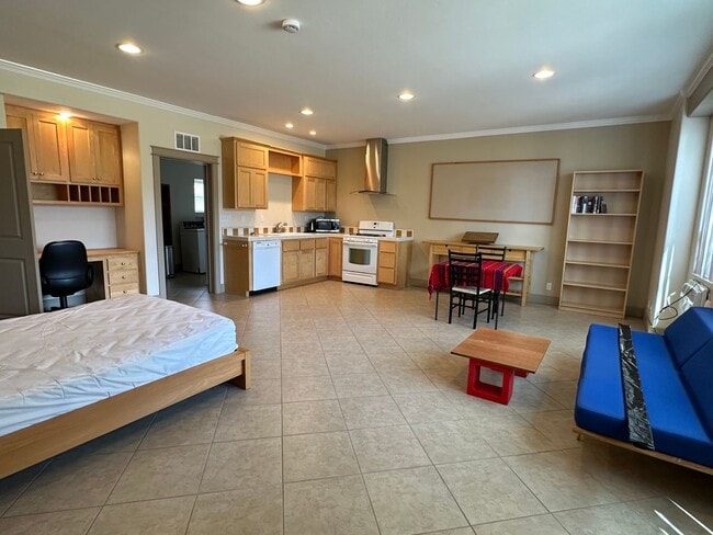 Photo - Furnished Studio READY NOW! electricity in...