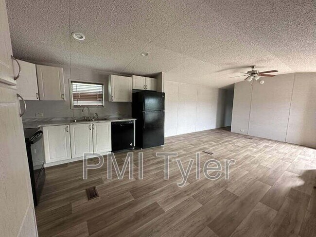 Photo - 126 Sugar Maple Ln
