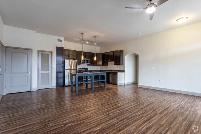 1 BR, 1 BA - 826 SF