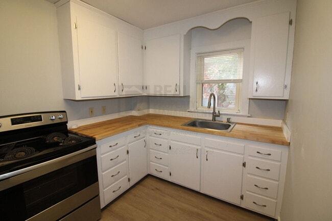 11 Maple St