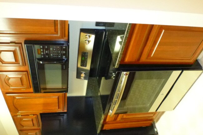 Cocina- Electrodomésticos nuevos/encimeras de granito - 415 S Howes St Unidad N408