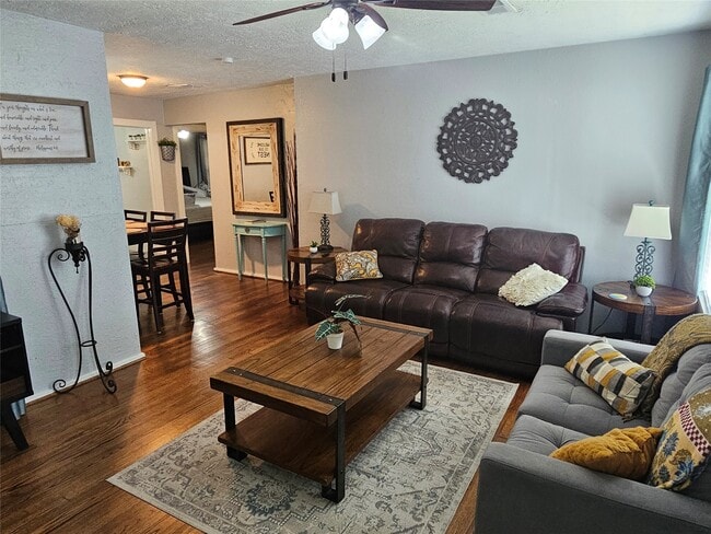 Photo - 125 E 6th St