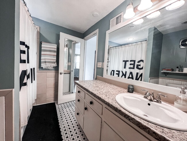 Photo - 1621 N Van Buren St