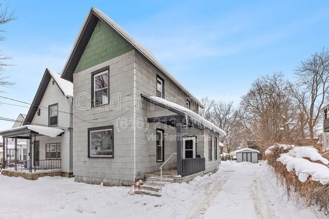 Photo - 51 Colfax St NE