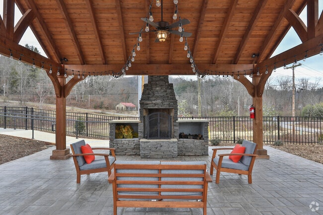 Pergola w/ Fireplace - Flagship Western Apartments & Townhomes