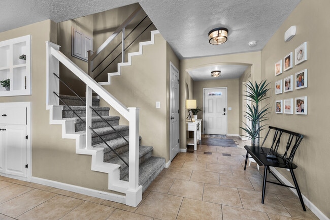 225 N Falcon Ct