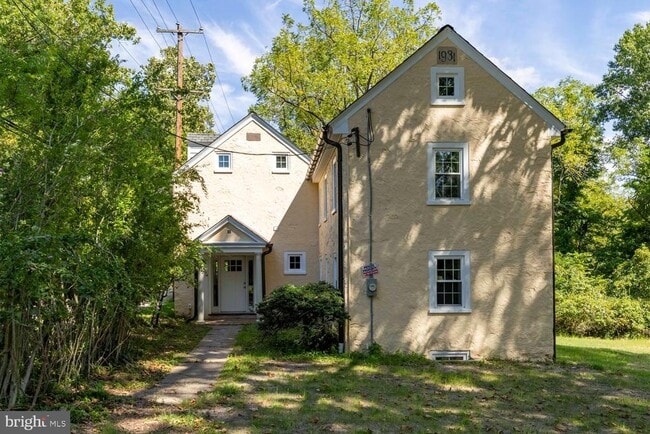 Building Photo - 2315 Hickory Rd