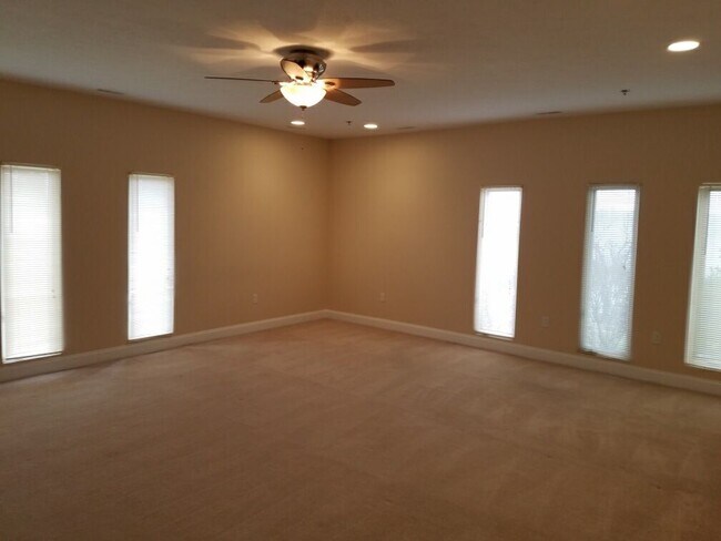 HUGE Master Bedroom - Merrit Commons