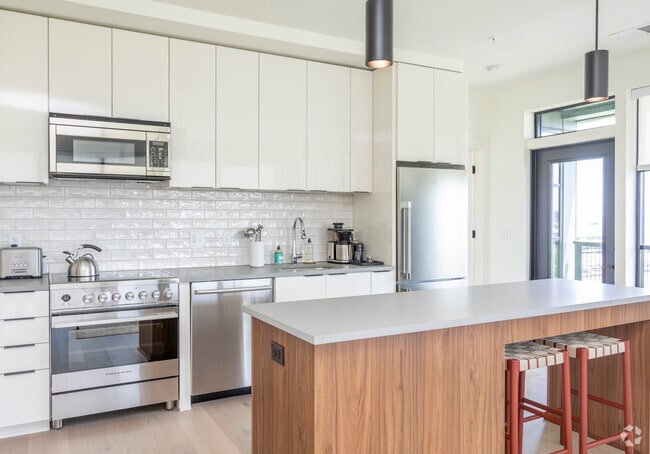 2BR, 2BA - 1085 SF
