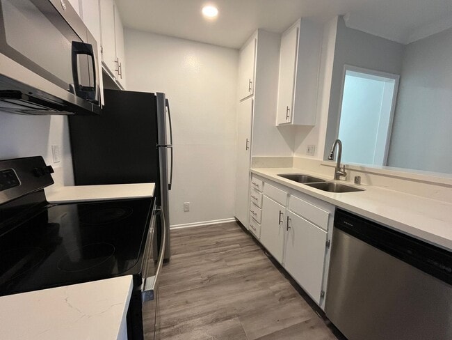 Photo - 4444 Ensign Avenue