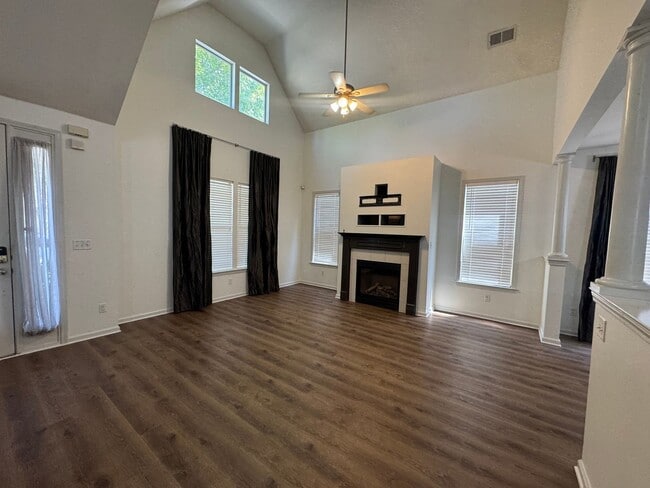 Photo - 1343 Island Pl E