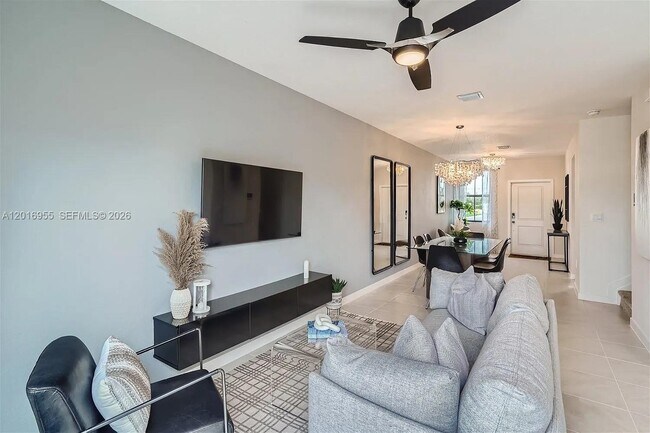 Photo - 450 NE 12th St