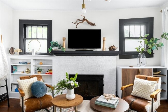 Photo - 909 Austin Ave NE