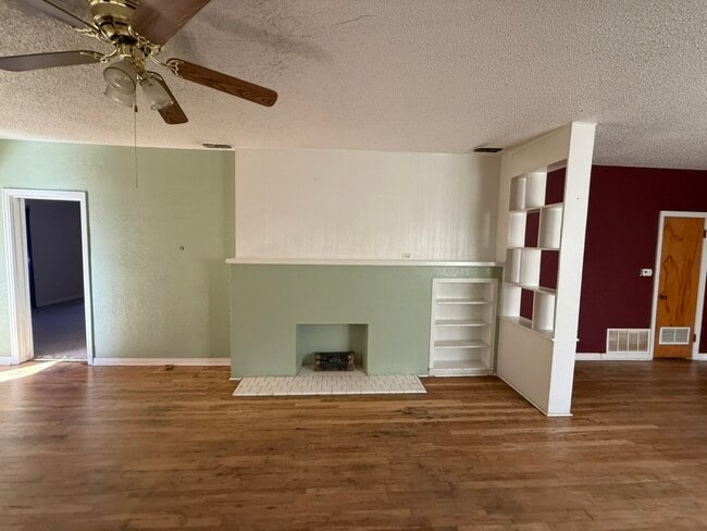 Photo - 400 W Garza St