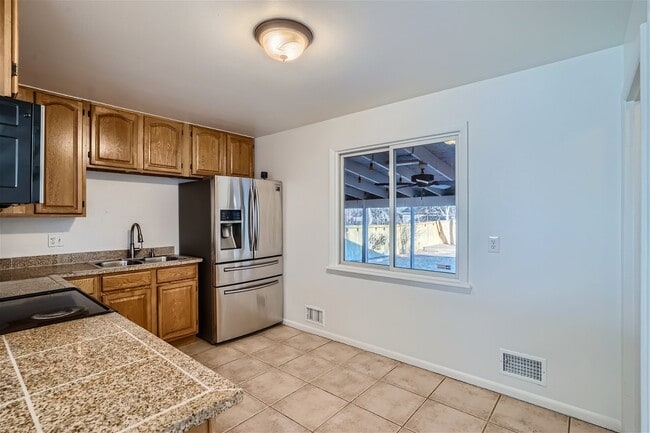 Photo - 718 Tennyson St