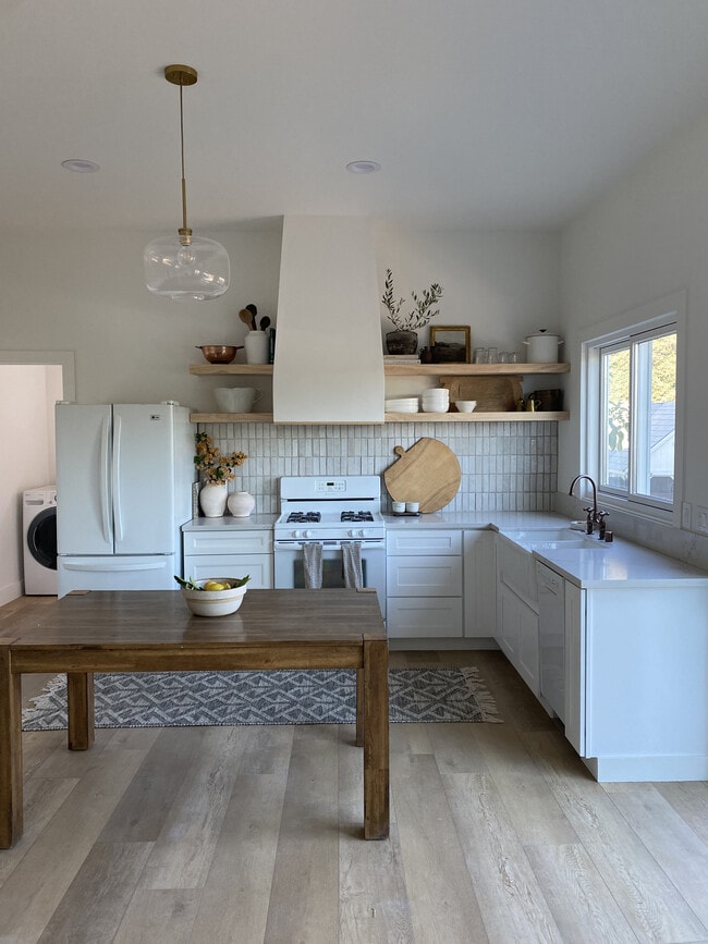 Building Photo - 1392 Calle Crisantemo