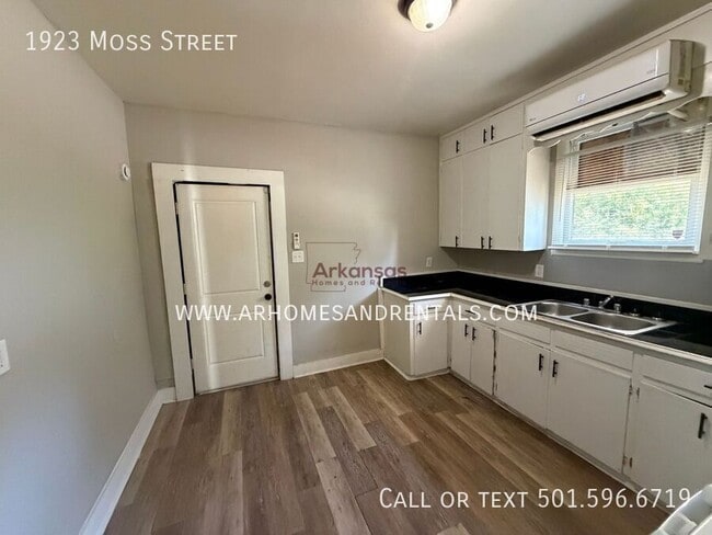 1923 Moss St