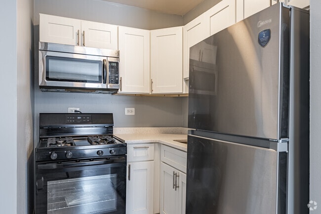 2BR, 1BA - 675SF - Kitchen - 4611 South Drexel Blvd
