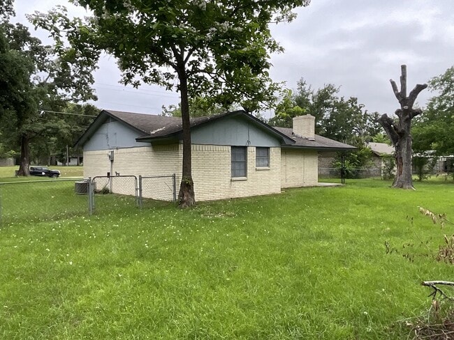 Photo - 900 W State Hwy 243