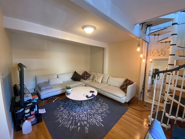 Photo - 259 Beacon St Unidad R Rental