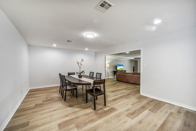 Building Photo - 6215 Queensloch Dr