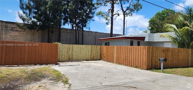 Building Photo - 901 SW 13th St Unit 1 Rental