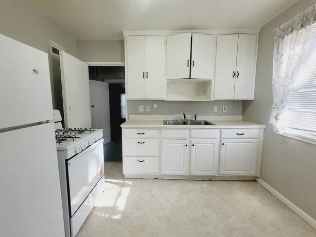 Photo - 922 W 4th St