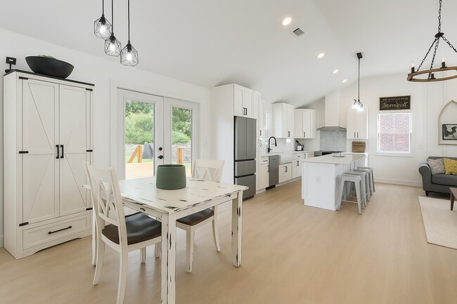 Photo - 586 Huntington Pkwy