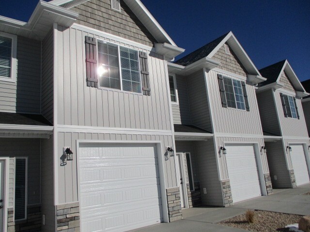 Building Photo - 3 Bed 2.5 Bath -Newer town home living in ...