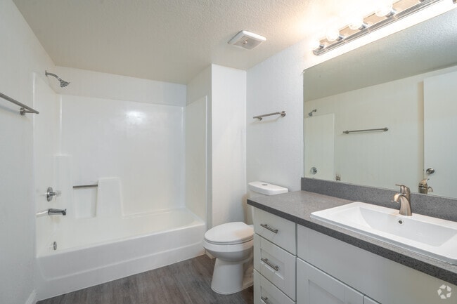 2BR, 2BA - 1,032SF - Bathroom