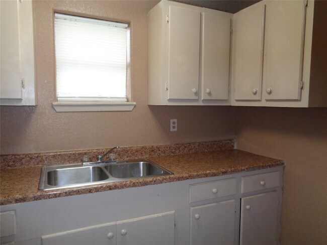 Photo - 310 S Avenue D