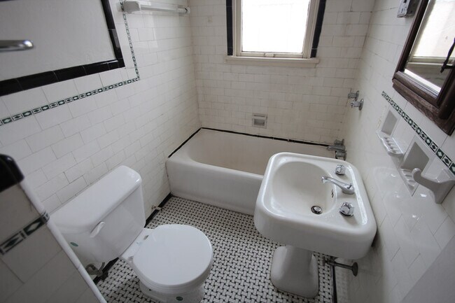 Photo - 8007 St Lawrence Ave Unit 8007