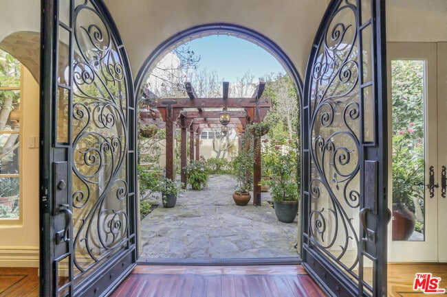 Photo - 707 N Bedford Dr