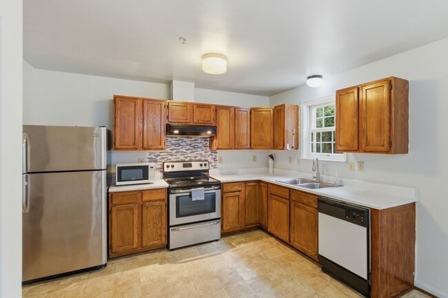 Photo - 1033 Higgins Way