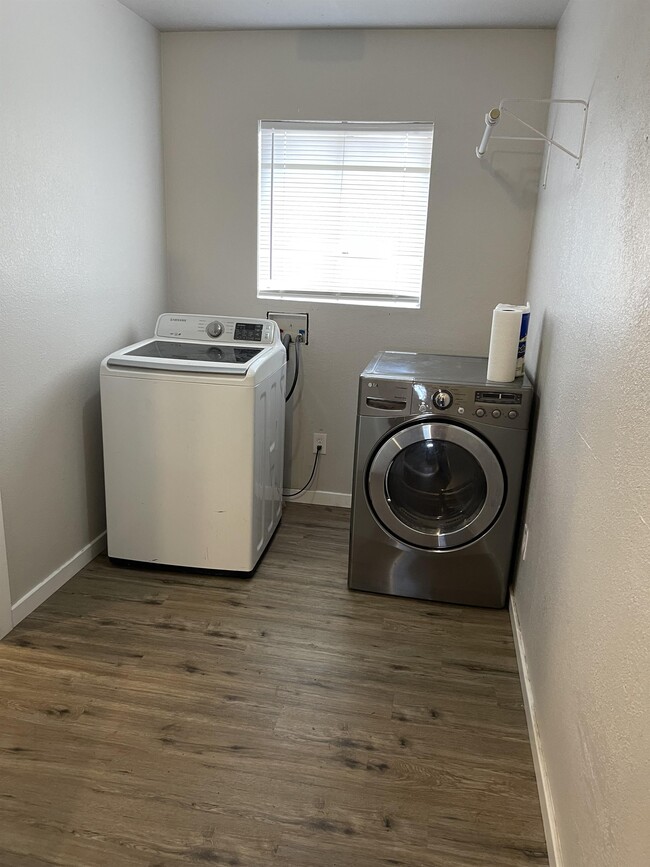 Photo - 537 W Juniper Dr