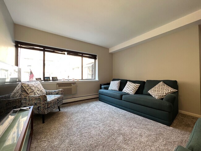 Photo - 3620 N Pine Grove Ave Unidad 204