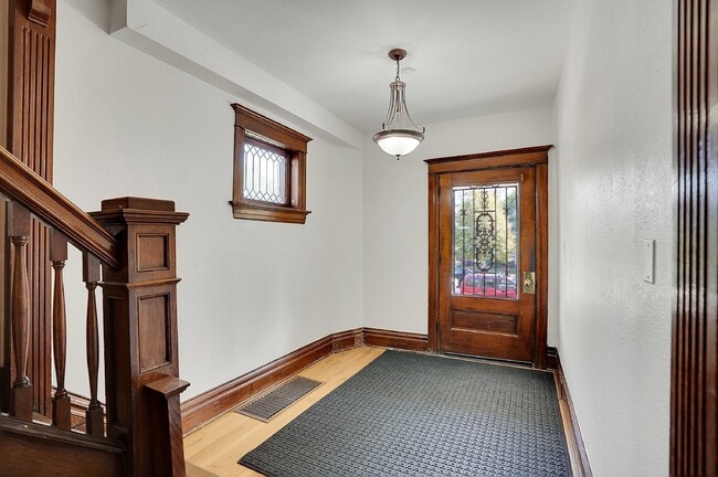 Photo - $1,995 - Charming 1 bed, 1 bath located in Denver with Bonus Flex Room! Unit #1