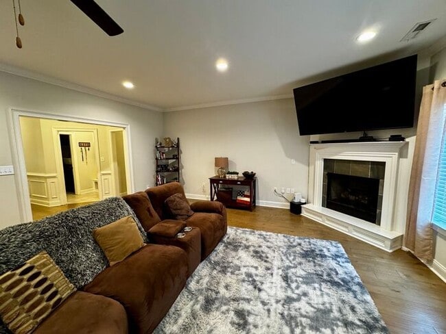 Photo - FENCED YARD, PRE-LEASE NOW!