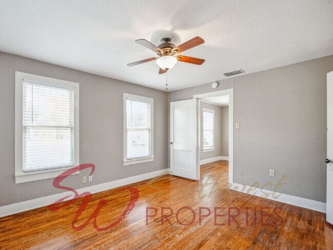 Photo - Charming 2 Bed / 1 Bath – Walk to Campus