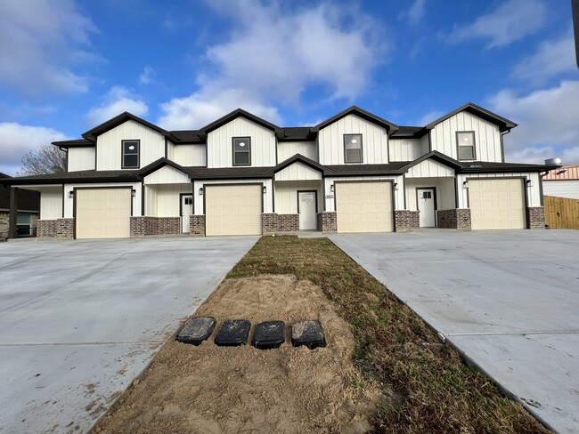 Building Photo - 3665 Lake Arthur Dr Unit B