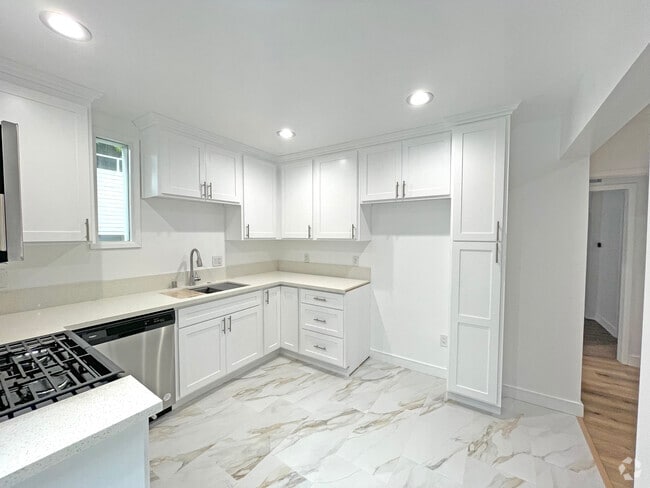 Building Photo - 9160 Beverly Blvd Rental