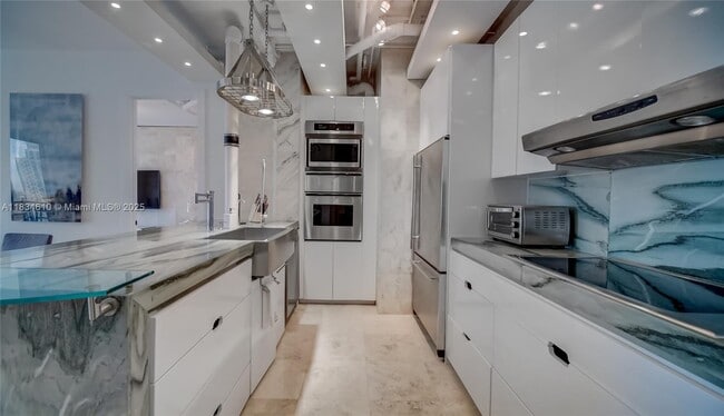 Building Photo - 1155 Brickell Bay Dr Unit PH 208