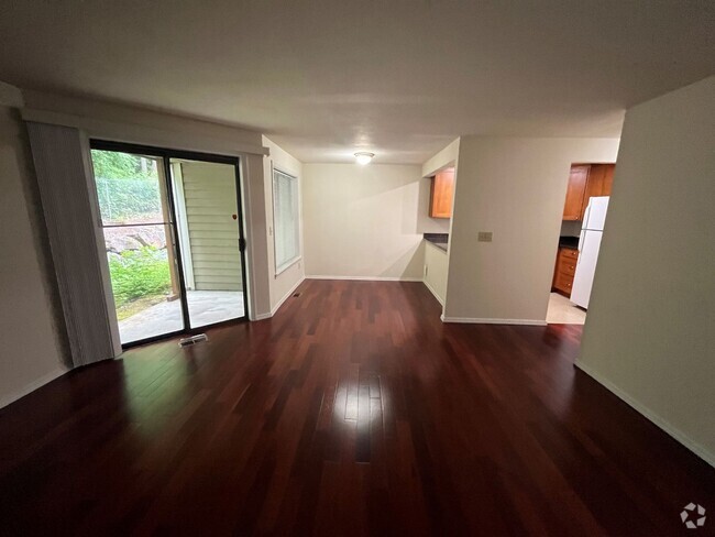 Building Photo - 2 Bd / 1 Ba Kirkland Condo Unit D2