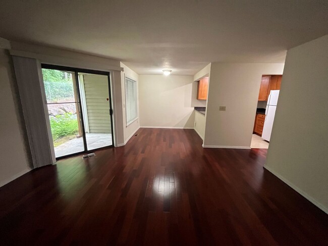 2 Bd / 1 Ba Kirkland Condo - 2 Bd / 1 Ba Kirkland Condo Unit D2