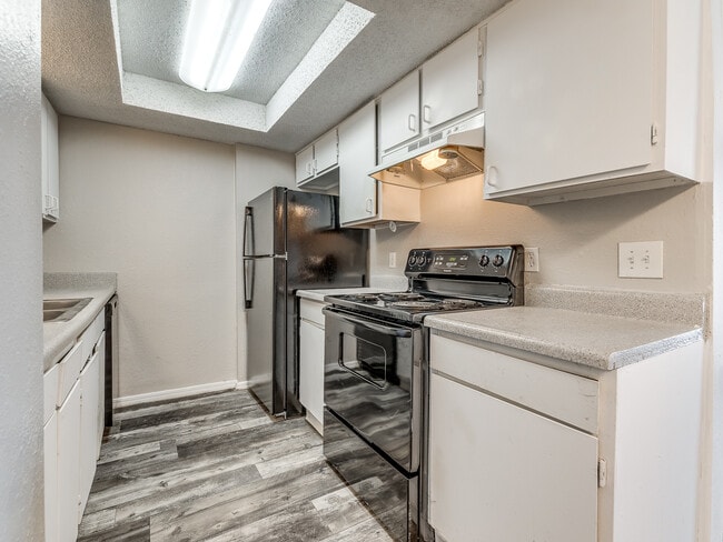 Fairfax Apartments - Kitchen